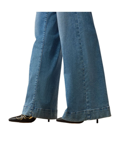 Leg view of the wide leg and trouser hem