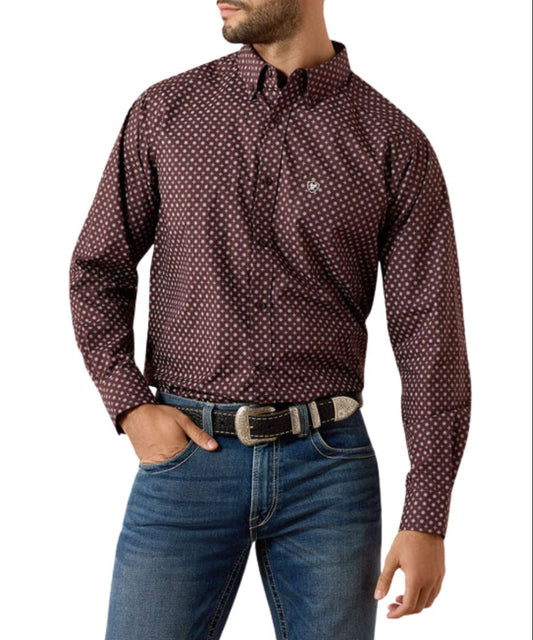 Front view of the men's fudge brown Ariat long sleeve button down shirt featuring the classic fit with extra length, chest pocket, and button down collar