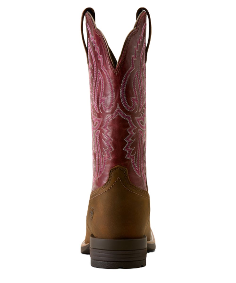 Heel view of the 1.375" horseman heel featuring the pull tabs on the shaft featuring an easy on