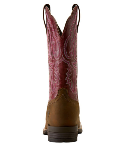 Heel view of the 1.375" horseman heel featuring the pull tabs on the shaft featuring an easy on
