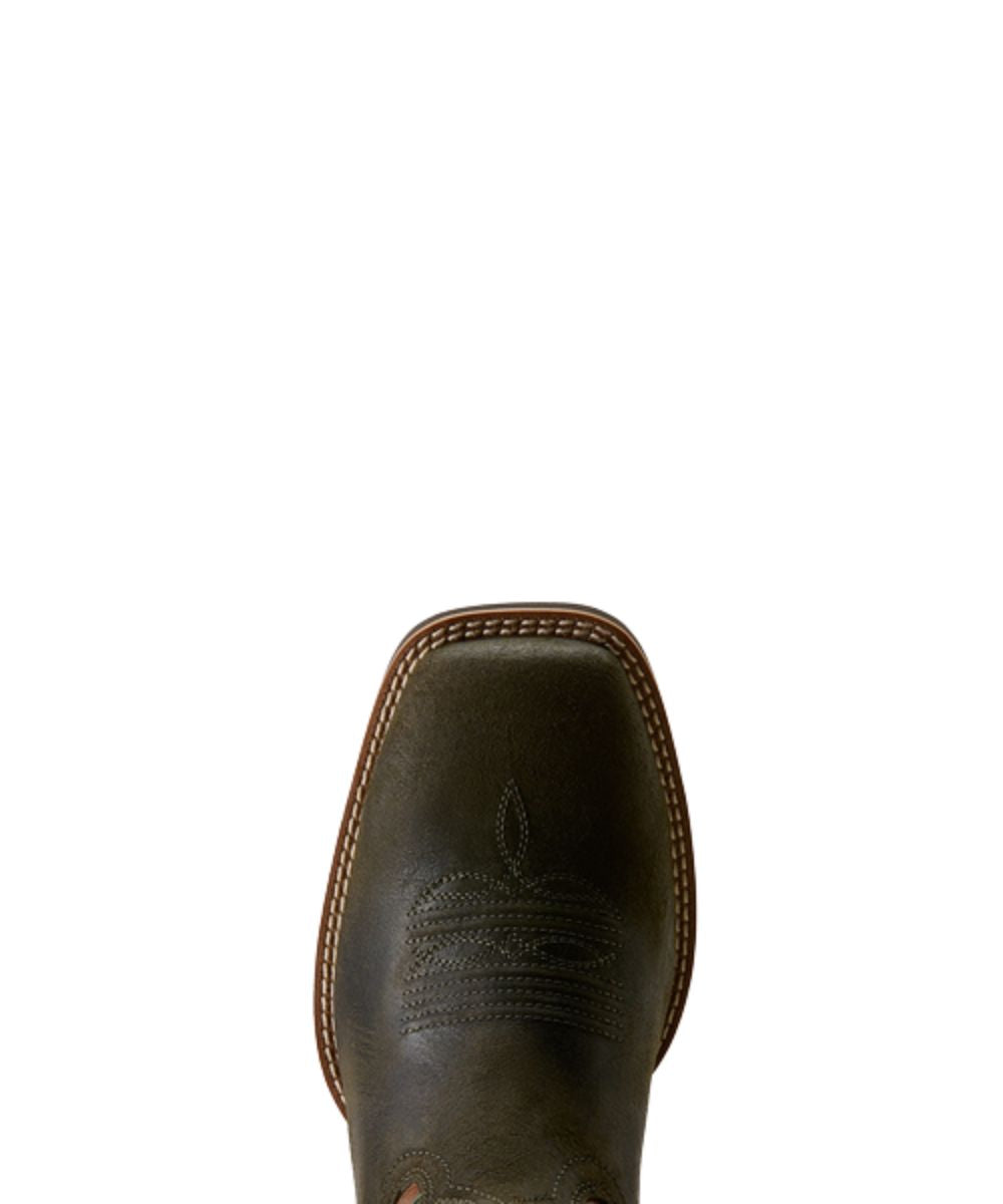 Birdseye zoomed toe view of the men's wide square toe