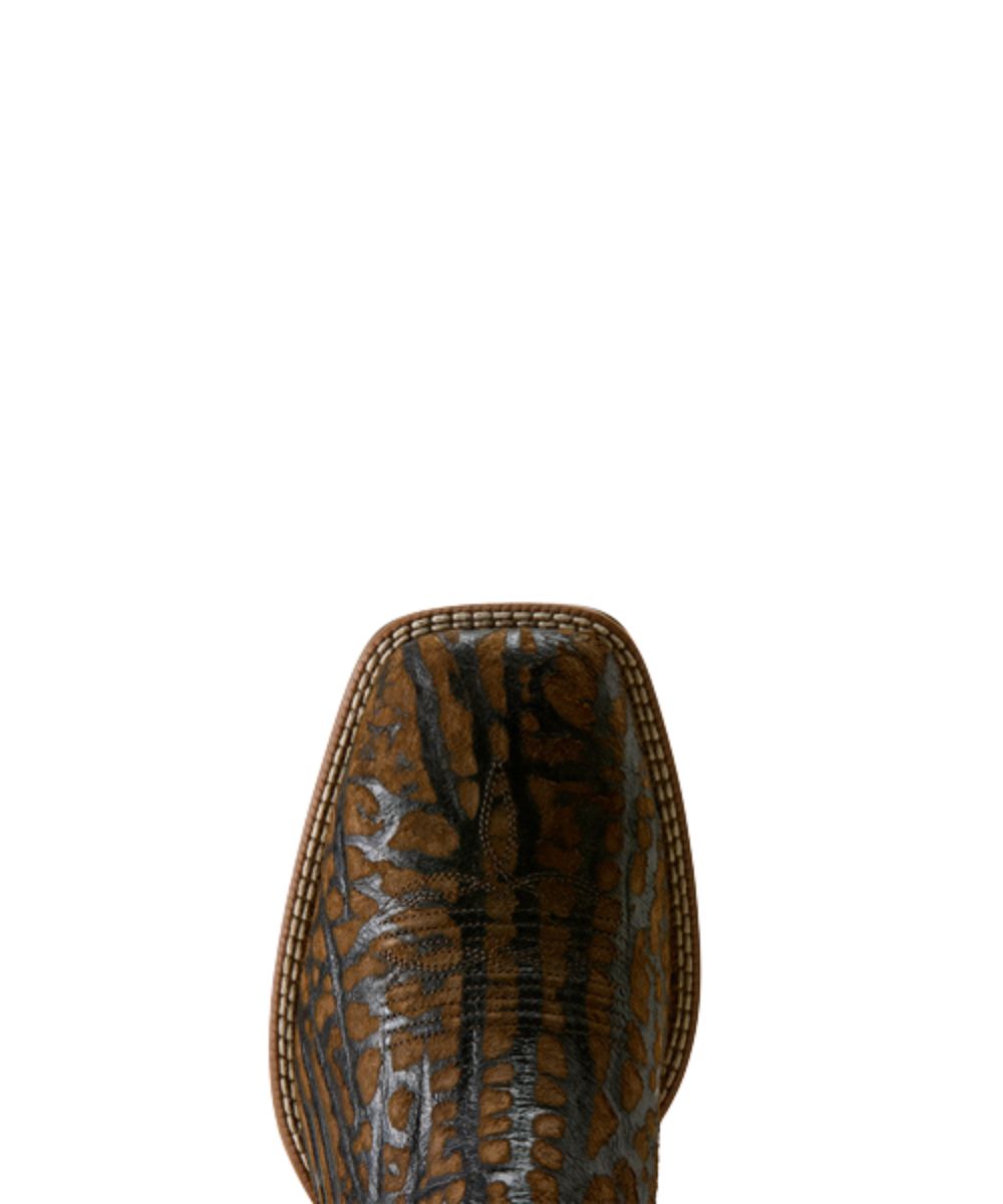 Birdseye view of the wide square toe