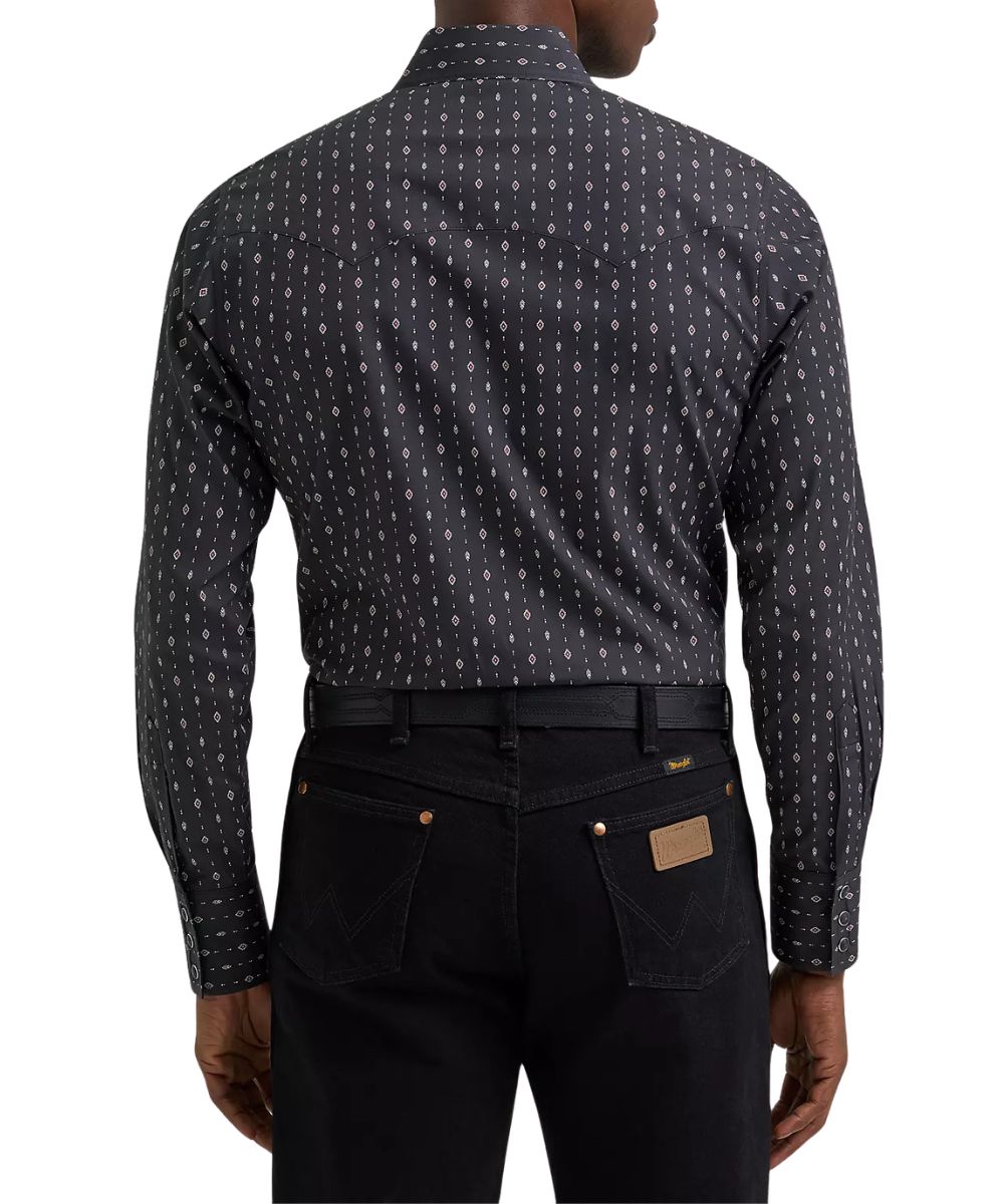 Back view of the men's black long sleeve western shirt featuring the double pointed back yoke and obsidian chain geometric print