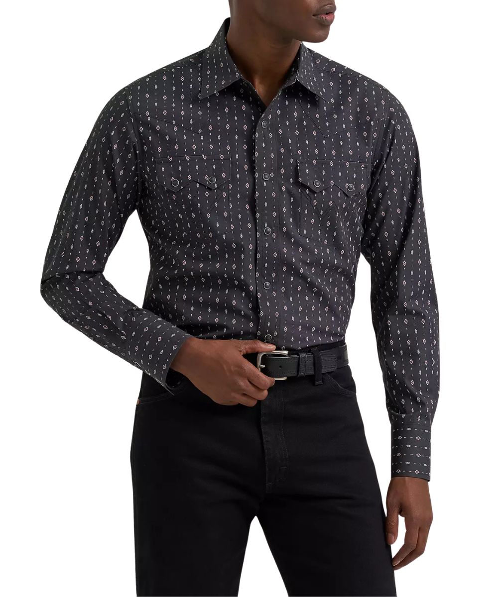 Front view of the men's retro long sleeve sawtooth snap pocket western shirt featuring the obsidian chain print