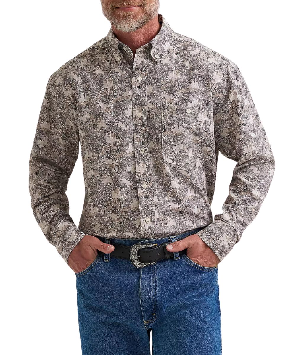 Front view of the men's Wrangler George Strait Performance Button Down Shirt in vanilla paisley print featuring the relaxed fit