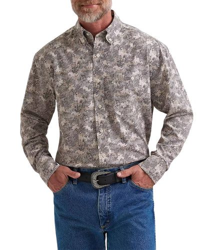 Front view of the men's Wrangler George Strait Performance Button Down Shirt in vanilla paisley print featuring the relaxed fit