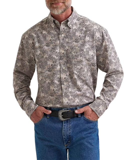 Front view of the men's Wrangler George Strait Performance Button Down Shirt in vanilla paisley print featuring the relaxed fit