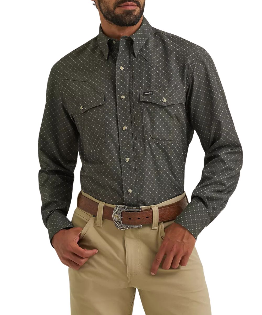 Front view of the men's Wrangler All Terrain Gear Deep Depths Lattice Print Performance Snap Shirt featuring the chest pockets and western yokes