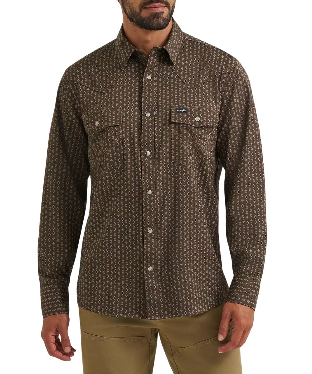 Front view of the men's Wrangler All Terrain Gear Turkish Coffee Technical Snap Shirt featuring the chest pockets, western yokes, and ditzy checotah print