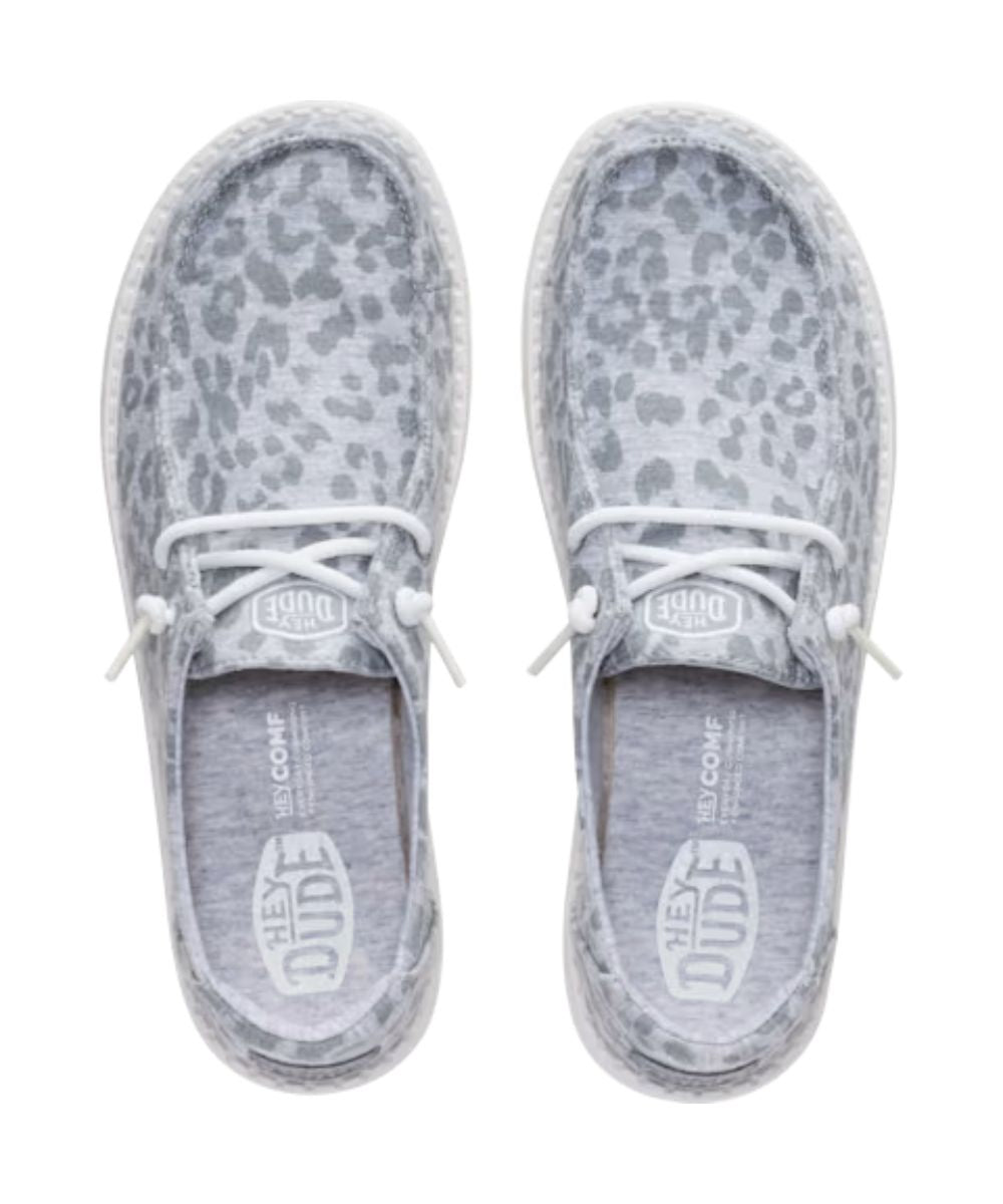 Aeriel view of the women's wendy shoe featuring an easy-on system with elastic laces and a moc toe