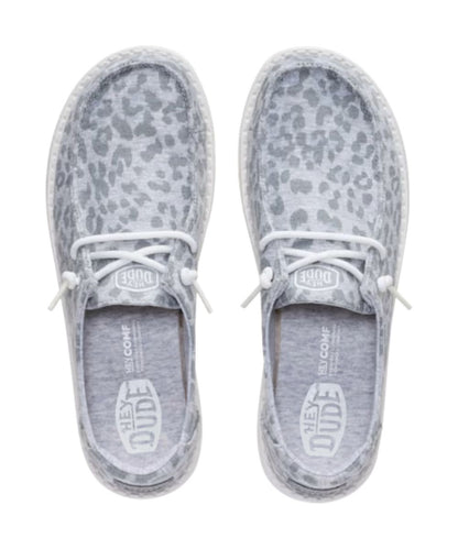 Aeriel view of the women's wendy shoe featuring an easy-on system with elastic laces and a moc toe