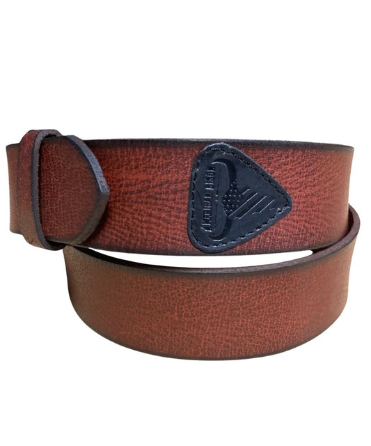 Side view of the men's tan leather belt featuring the subtle embossed logo patch and a single leather keeper