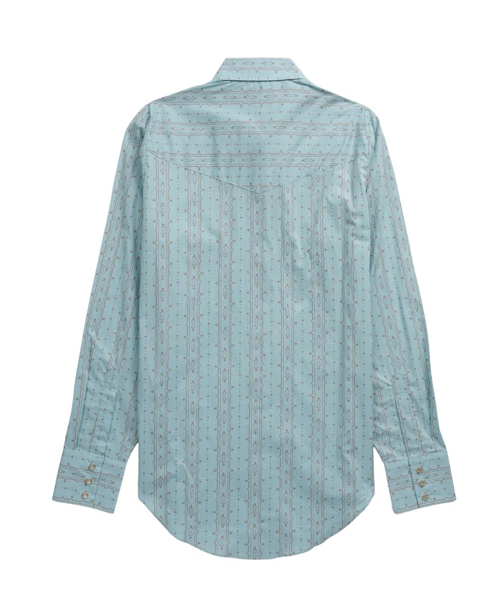 Back view of the women's turquoise long sleeve pearl snap shirt featuring the single point western yokes