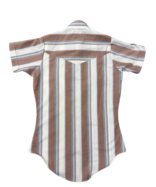 Back view of the women's rust striped short sleeve snap shirt featuring a single point back yoke