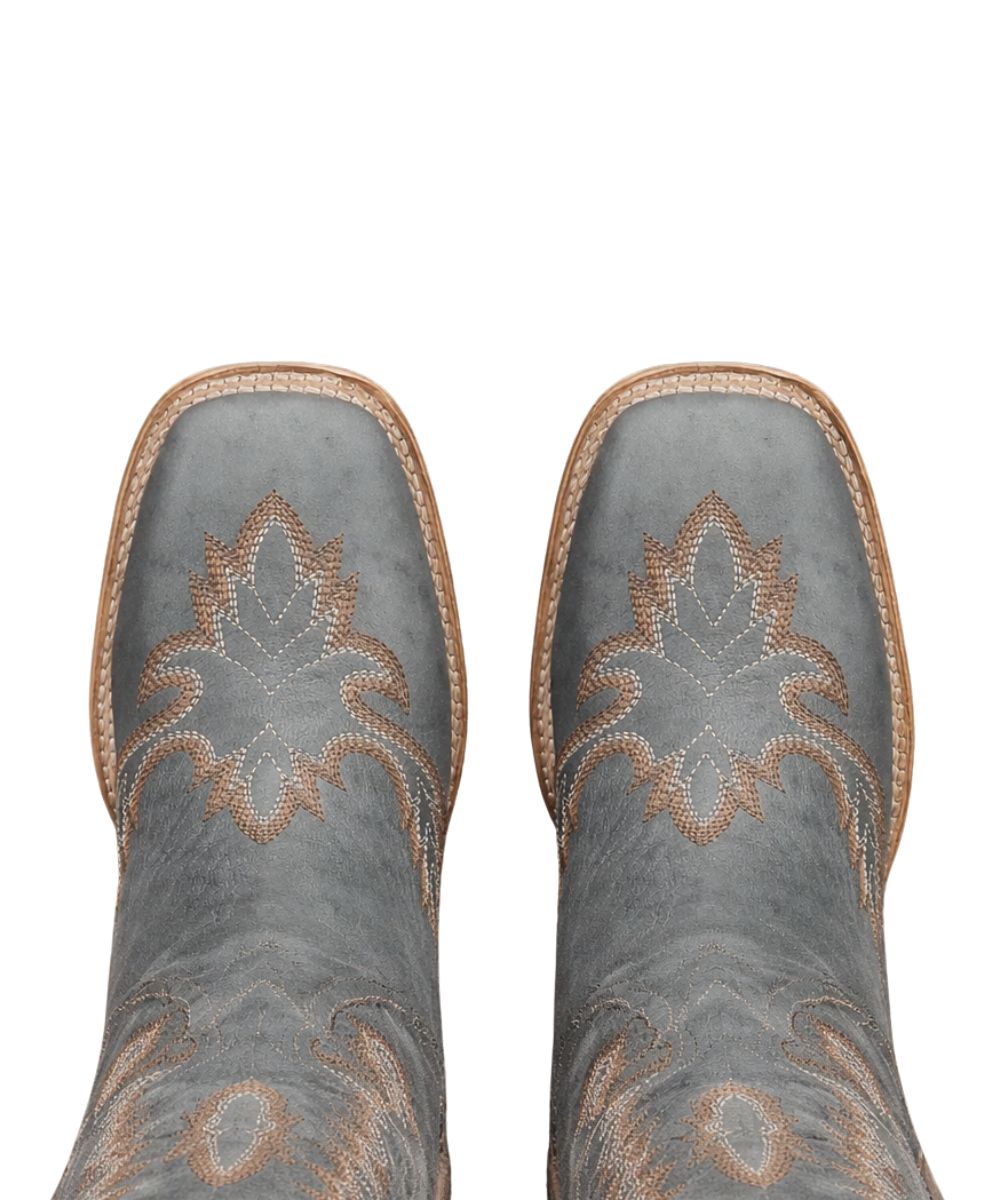Bird's eye view over the broad square toe.