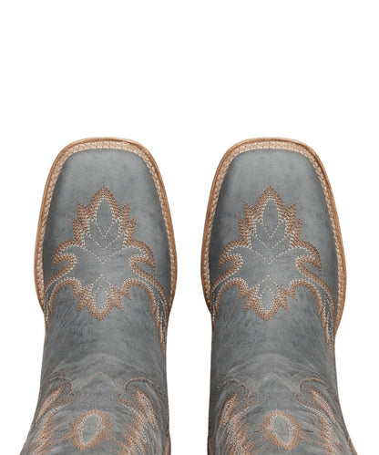 Bird's eye view over the broad square toe.
