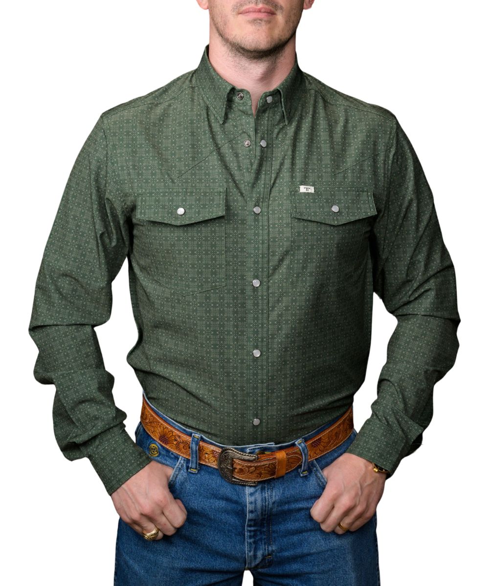Front view of the men's green long sleeve snap shirt featuring pearl snaps, chest pockets, and western yokes