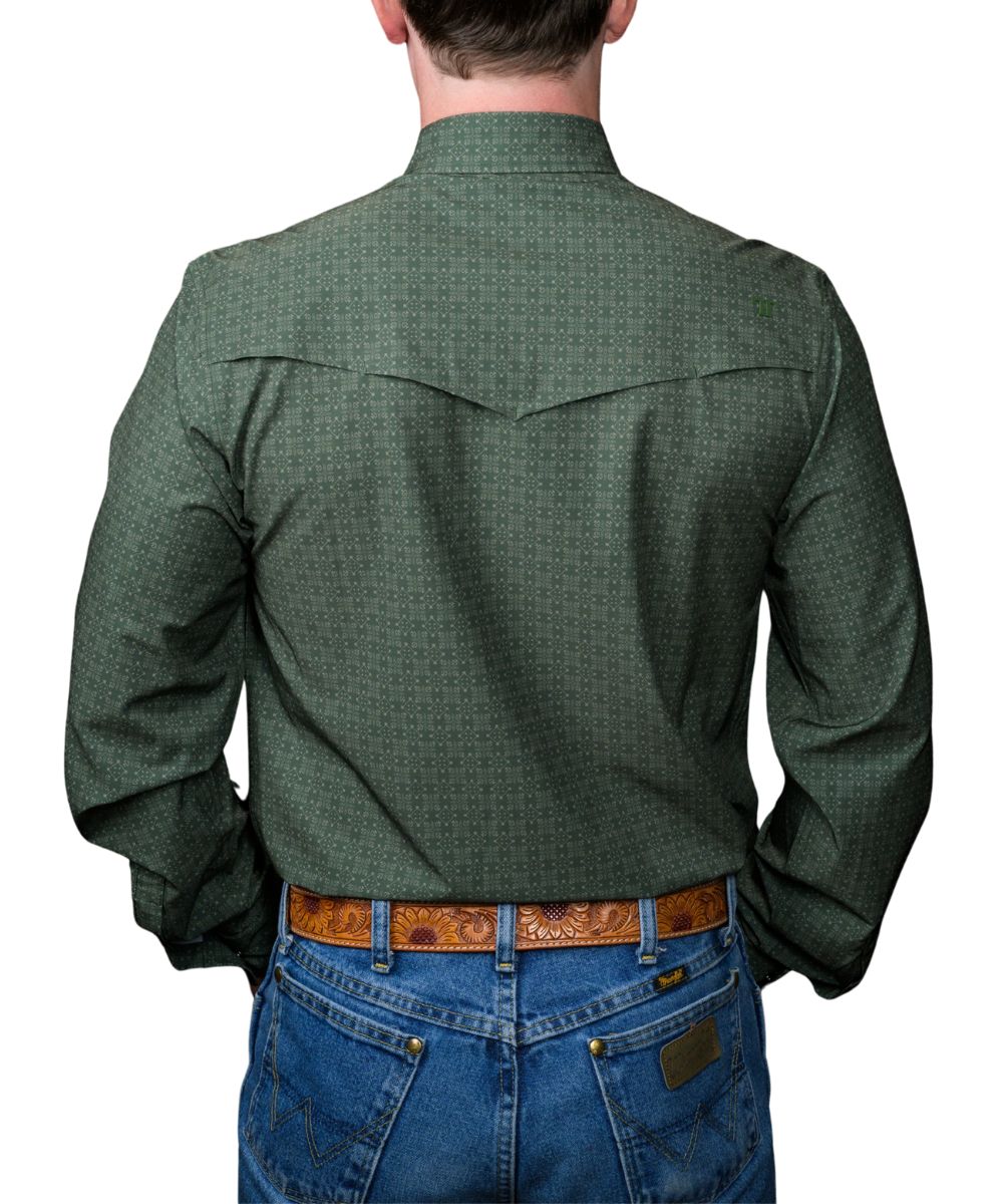 Back view of the men's green geometric print long sleeve western snap shirt featuring a vented back yoke