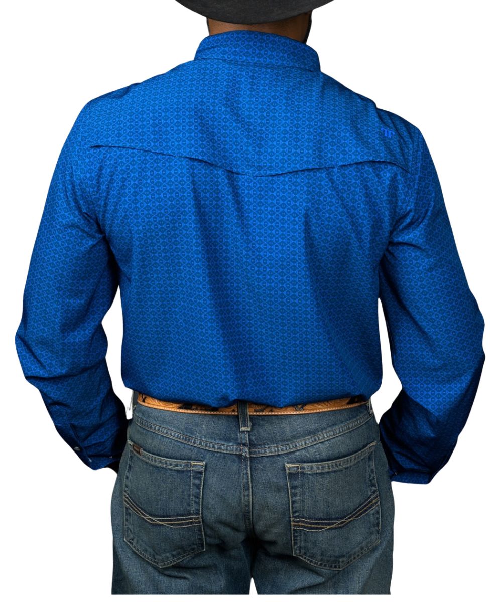 Back view of the men's long sleeve pearl snap shirt featuring the single point western yokes and vented back