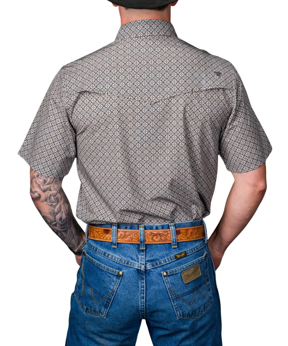 Back view of the men's cream short sleeve pearl snap shirt featuring the single point western yokes