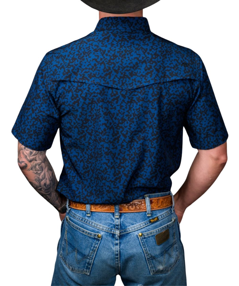 Back view of the men's blue short sleeve pearl snap shirt featuring the single point vented back yoke and wrinkle resistance