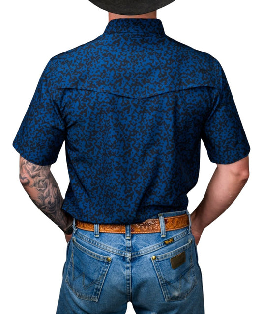 Back view of the men's blue short sleeve pearl snap shirt featuring the single point vented back yoke and wrinkle resistance