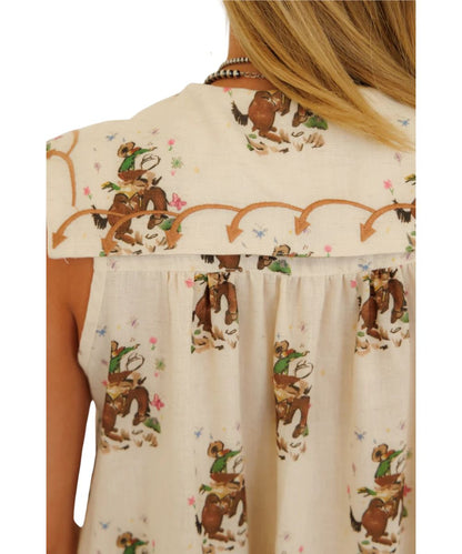 Close-up view of the arrow embroidery on the back collar, and the straight back yoke with gathering