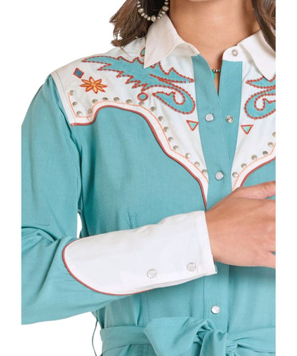Close-up view of the color blocked yokes and cuffs with piping; the yokes feature western applique embroidery and studded accents