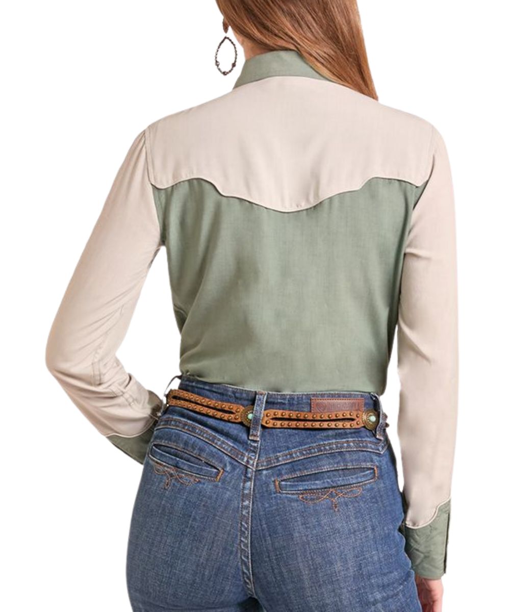 Back view of the women's olive two tone retro snap shirt featuring the curved western yokes and white piping accents