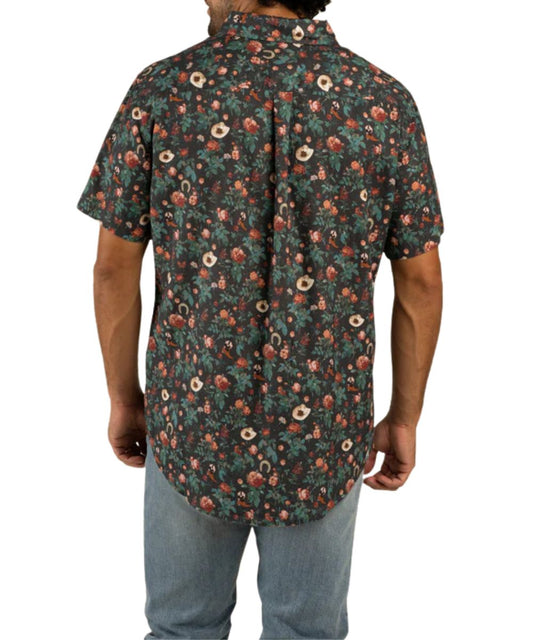 Back view of the men's short sleeve button down featuring a straight back yoke with box pleat